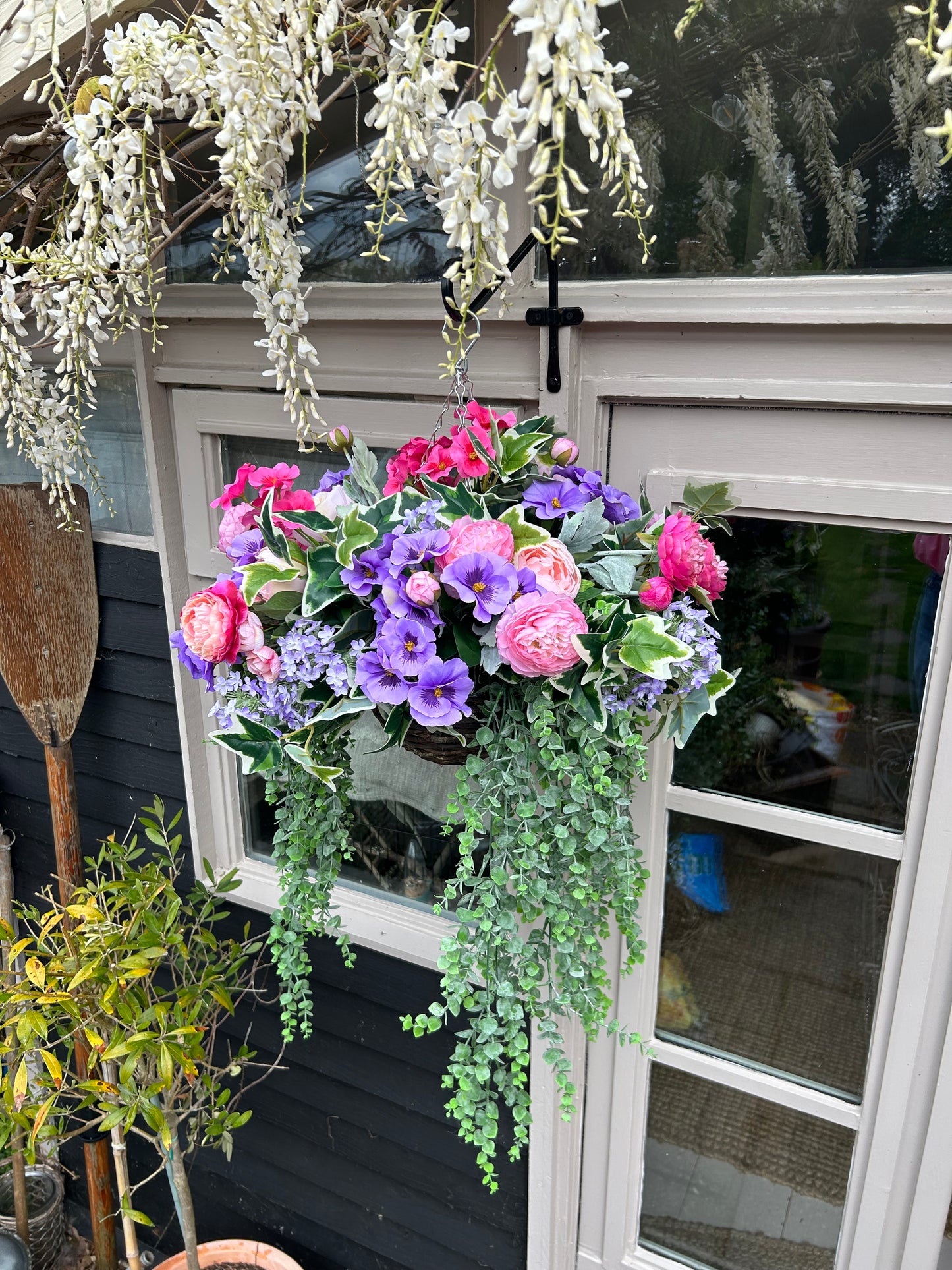 “FAYE” artificial hanging basket