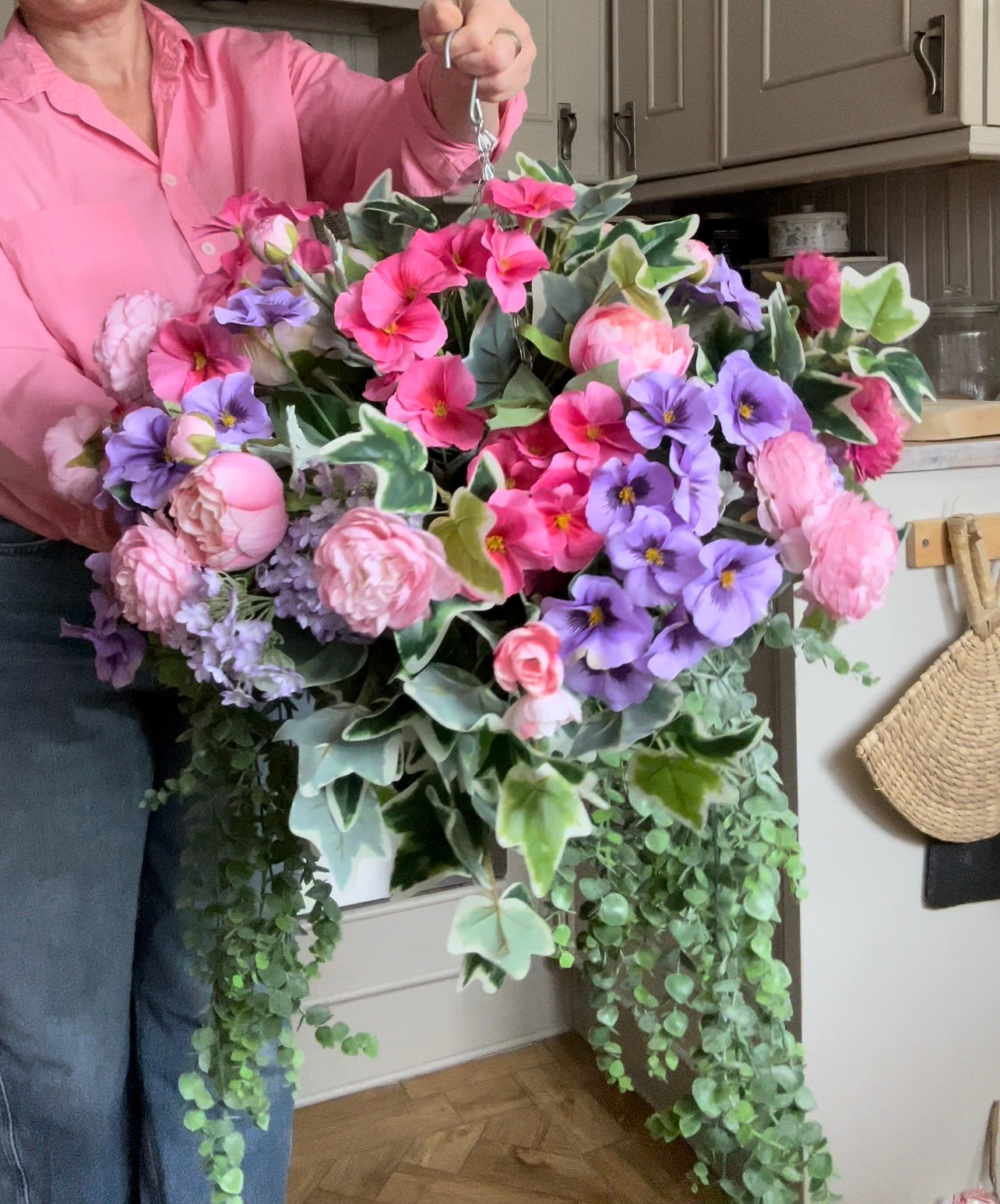 “FAYE” artificial hanging basket