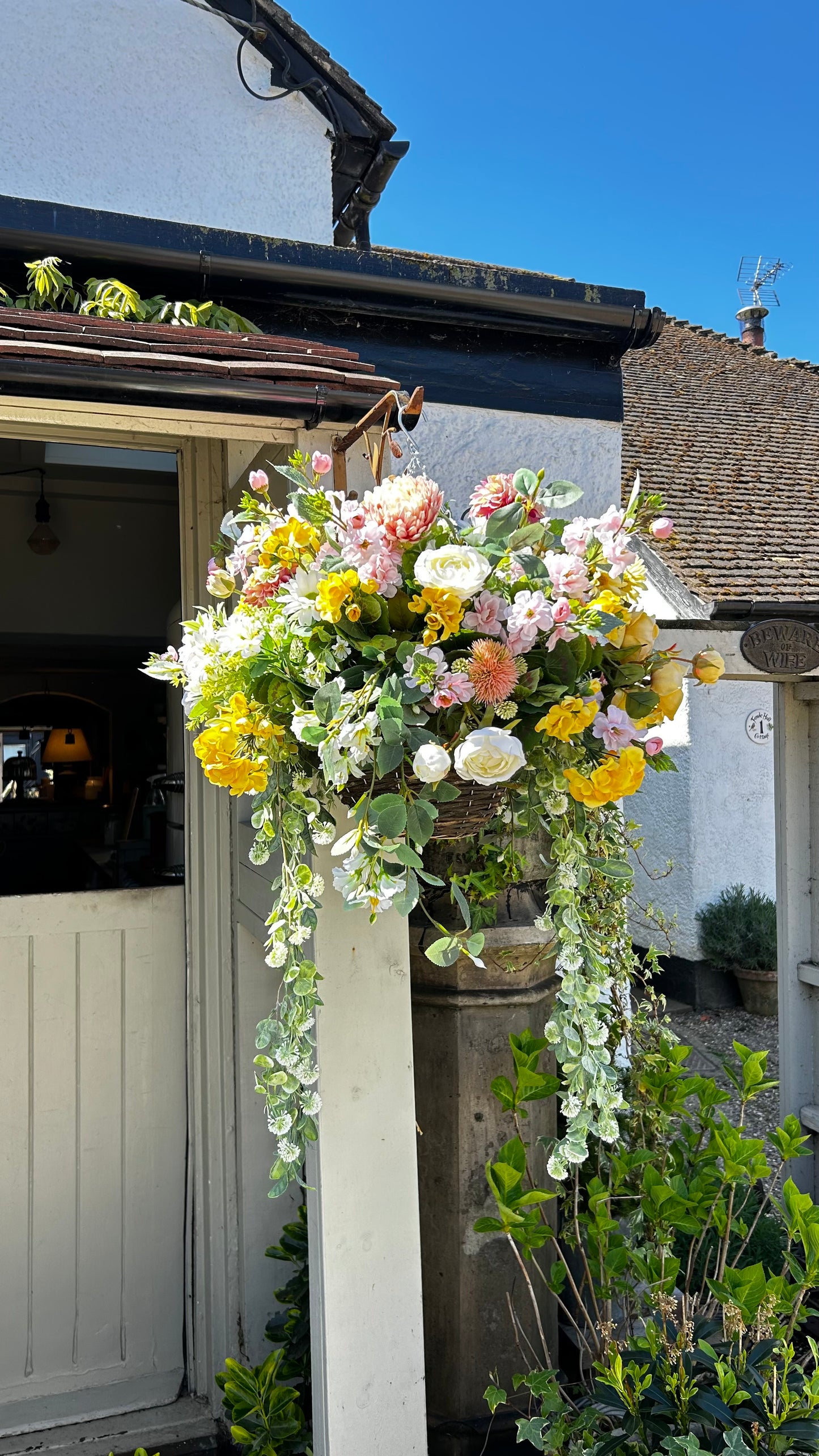 “AMY” artificial hanging basket (FREE UK P&P)
