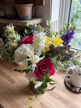 Load image into Gallery viewer, Spring summer bouquet ready to post
