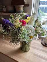 Load image into Gallery viewer, Spring summer bouquet ready to post
