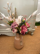 Load image into Gallery viewer, Dry touch Luxury bouquet ready to post
