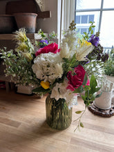 Load image into Gallery viewer, Spring summer bouquet ready to post
