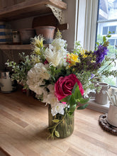 Load image into Gallery viewer, Spring summer bouquet ready to post
