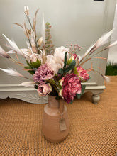 Load image into Gallery viewer, Dry touch Luxury bouquet ready to post
