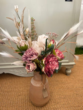 Load image into Gallery viewer, Dry touch Luxury bouquet ready to post
