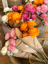 Load image into Gallery viewer, Ranunculus Luxury bouquet (free P&amp;P)
