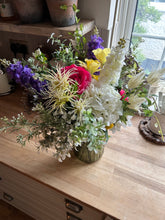 Load image into Gallery viewer, Spring summer bouquet ready to post
